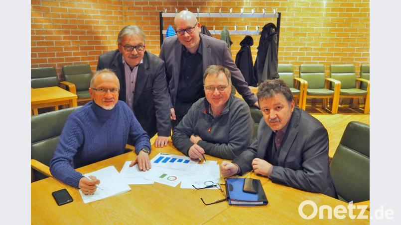 BE-ON-Vorstände und Aufsichtsratsmitglieder erklären die neue Photovoltaikanlage in Vohenstrauß mit dem Energiexperten (von links) OTH-Professor Magnus Jaeger, Norbert Freundorfer, Matthias Rösch, Stephan Korb und Martin Lang. Bild: Bühner