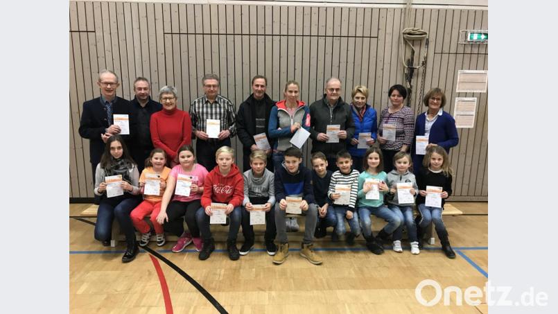 Das Training hat sich gelohnt: Im Bild die Teilnehmer an der Sportabzeichenaktion. Bild: ral