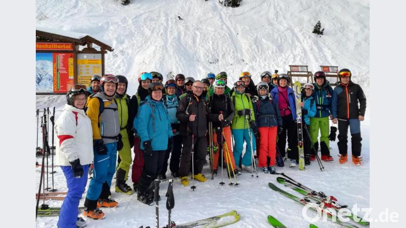 Trotz mäßiger Schneelagen finden die Ausbilder und Teilnehmer des Tiefschneekurses der DJK-Skiabteilung noch geeignete Stellen, um die richtigen Techniken zu üben. Bild: Benedikt Grimm