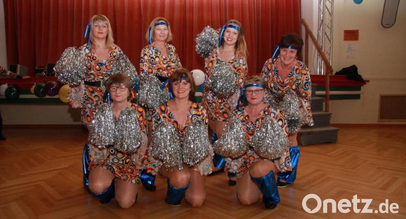 Die &quot;Funny Ladies&quot; erinnerten an die legendäre Pop-Gruppe Abba. Danach warf man sich in geringelte Badesachen, um mit einem knallroten Gummiboot in die Nordsee zu stechen. Bild: wro