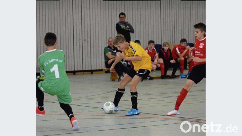 Szene aus dem Finale der Futsal-Kreismeisterschaft der C-Junioren zwischen der JFG FC Stiftland und der SpVgg Bayern Hof in Wiesau. Die Hofer gewannen mit 3:2 und holten den Titel. Bei der Bezirksmeisterschaft in Ebersdorf bei Coburg trafen beide Teams im Spiel um Platz drei erneut aufeinander. Hier drehten die Stiftländer den Spieß um und siegten mit 2:1. Bild: gb