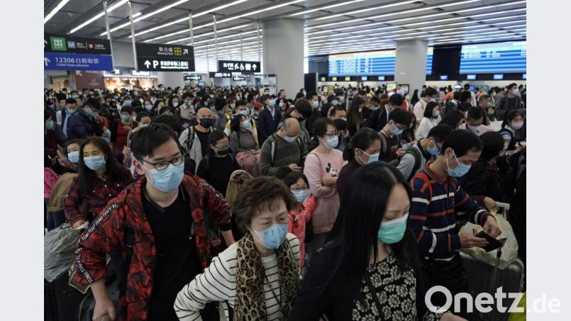 Niemand mehr ohne Mundschutz. So wie hier am Bahnhof von Hongkong erleben auch die Lippert-Mitarbeiter aus Pressath die Situation in China. Bild: Kin Cheung