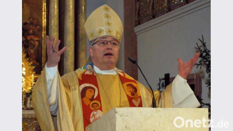 Es könne ja sein, dass die Straßen einer herrschaftlichen und machtbetonten Kirche heute ins Leere führten, eine neue Sprache gefunden werden müsse um die Menschen zu erreichen, so Abt Hermann Josef Kugler O.Präm. in seinen Predigtworten. Bild: sön