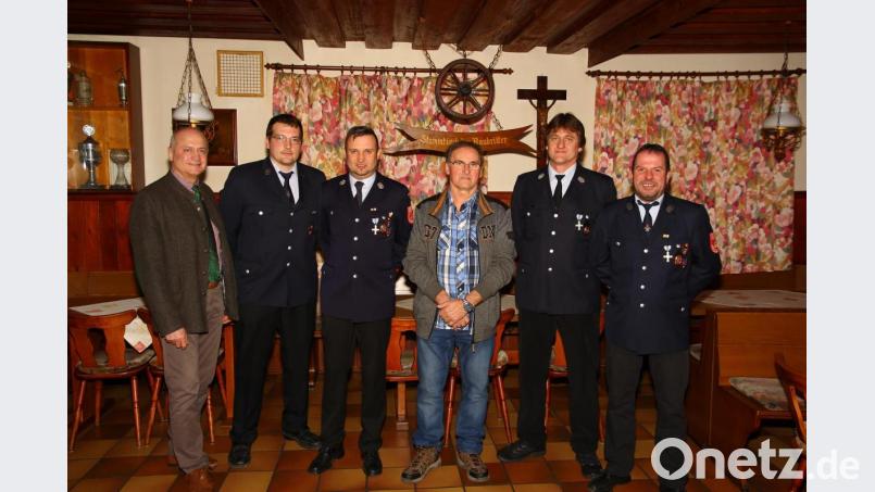 Wilhelm Schmidbauer (Dritter von rechts) ist zum Ehrenmitglied der Feuerwehr Thanstein-Berg ernannt worden. Zur Auszeichnung gratulierten (von links) Bürgermeister Walter Schauer, die Kommandanten Thomas Eiber und Sandro Reimer sowie die Vorsitzenden Ewald Zimmermann und Daniel Zitzmann. Bild: mnt