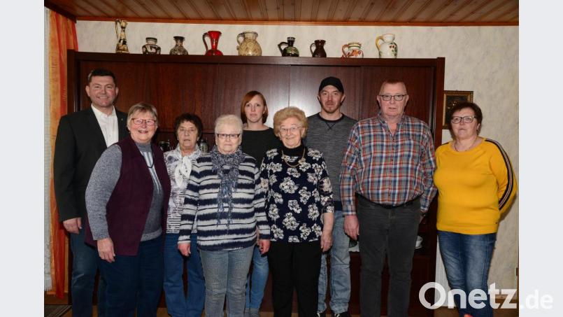Anna Zeller (Sechste von links) freut sich über die Glückwünsche von Schwiegertochter Ingrid, Sohn Gerhard, die Enkel Thomas und Andrea (von rechts) sowie Bürgermeister Rainer Rewitzer und der "Damenrunde" mit Elfriede Völkl, Gerlinde Klotz und Maritsch Vater (von links). Bild: bey