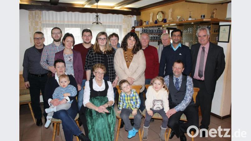 Jubilarin Waltraud Seeharsch (vorne) mit (von links) Tochter Gabi, Urenkel Toni, Urenkel Max, Enkelin Pauline und Sohn Rainer sowie mit vielen Gästen im Gasthof &quot;Dragoner&quot; freuen sich über eine fröhliche und gesellige Runde. Bild: soj