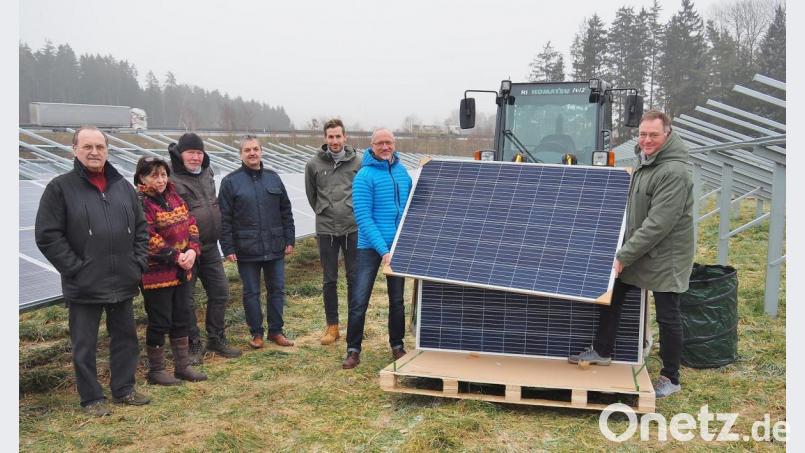 Energieexperte OTH-Professor Magnus Jaeger und BE-ON-Mitvorstand Stephan Korb (links und rechts des Solarmoduls) fassen bei der Errichtung der neuen Photovoltaik-Anlage der BE-ON selbst mit an. Mit dabei (von links) die Grundstückseigentümer Johann und Gertraud Schön, Bauleiter Winfried Spinler, Bürgermeister Andreas Wutzlhofer von der Stadt Vohenstrauß und &quot;ip³&quot;-Prokurist Sven Wilhelm. Bild: Bühner