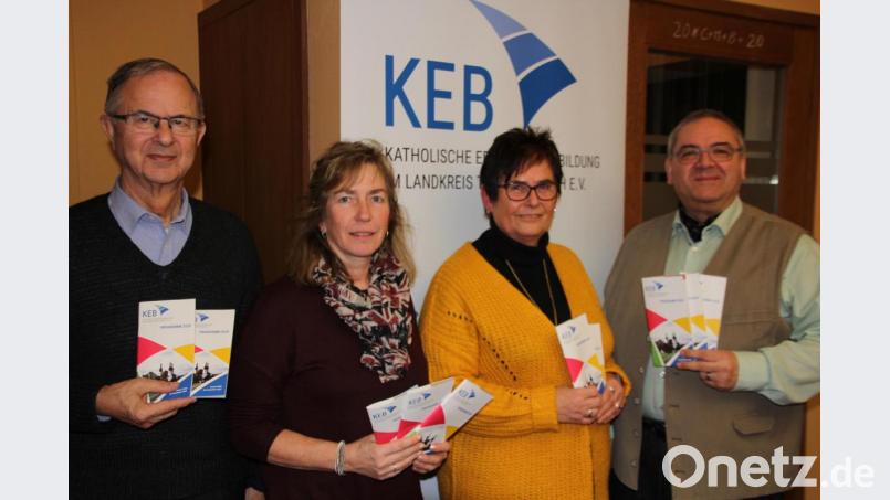 Die KEB Tirschenreuth präsentiert ihre neues Jahresprogramm für 2020. Nicht weniger als 342 Veranstaltungen in dreißig Pfarreien warten auf die Interessierten. Unser Bild zeigt von links, Monsignore Pfarrer i.R. Martin Neumaier, Schriftführerin und Sekretärin Christa Malzer, Vorsitzende Anneliese Krenkel und geschäftsführender Bildungsreferent Hans Stelzl. Bild: kro