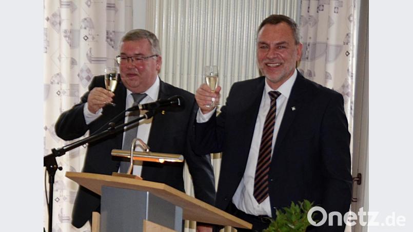 Zum elften und letzten Mal begrüßten Bürgermeister Sepp Reindl und Pfarrer Josef Irlbacher (v.l.) die Schnaittenbacher zum gemeinsamen Neujahrsempfang von Stadt und Kirche und stießen auf das neue Jahr an. Bild: ads