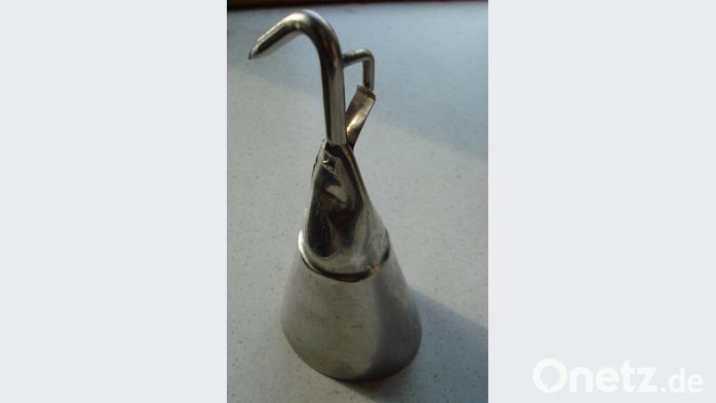 Wer von der jüngeren Generation kennt noch dieses Werkzeug des Metzgers? Die „Glocke“ wurde benutzt, um gröbere und feine Borsten sowie Härchen „abzuzeigeln“. Bild: Josef Schmaußer