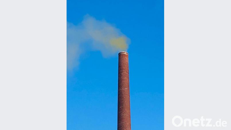Eine gelbbraune, teils auch schwarze Abgas-Fahne kam kürzlich aus einem Schlot der Firma Schott in Mitterteich. Daher meldete sich ein Leser bei der NT-Redaktion. Bild: exb