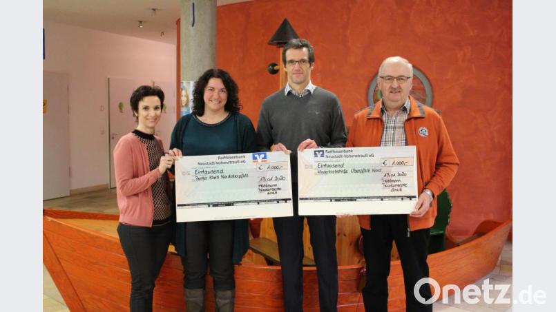 Anja Schricker und Marina Frister vom Bunten Kreis Nordoberpfalz können sich ebenso wie Herbert Putzer (rechts), Vorstand der Kinderkrebshilfe Oberpfalz Nord, über eine Spende in Höhe von 1000 Euro von Dieter Mittelmeier freuen. Bild: Kliniken Nordoberpfalz AG/Eva-Maria Rauch