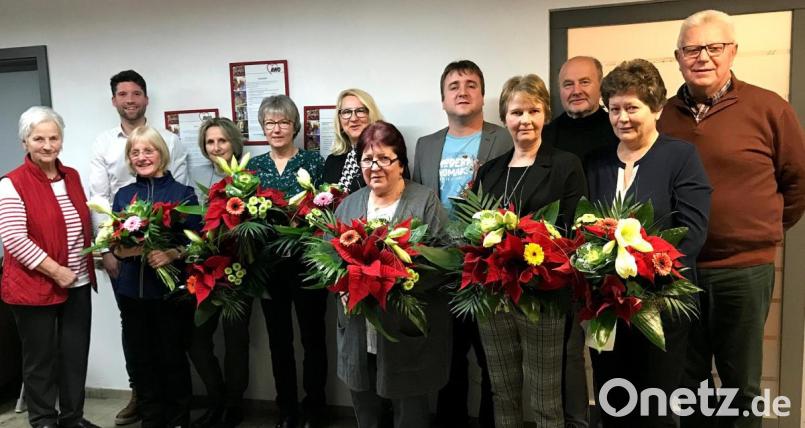 Hilde Zebisch (links) und Einrichtungsleiter Denis Parchomenko (Zweiter von links) danken den Mitarbeitern (von links) Renate Konrad, Christine Sax, Gabriele Neukam, Helga Janker, Brigitte Heinemann, Johannes Stiller, Carmen Lippert, Hans Anklam, Olga Kropp und Günther Klier. Bild: R. Kreuzer