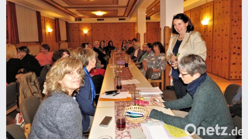 Cordula Heinzl (Zweite von rechts) begrüßte die Gäste und führte durch den Abend. Schade fand sie, dass nicht mehr Gäste zur Vorstellungsrunde der Stadtratskandidatinnen gekommen sind. Dabei vermisste sie vor allem mehr interessierte Waldsassener Bürgerinnen. Bild: ubb