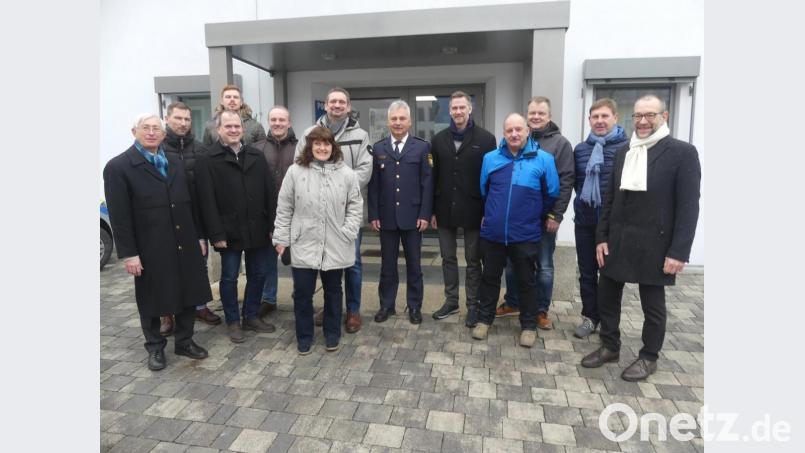An den hohen Sanierungsbedarf am Gebäude der Polizeiinspektion erinnert Dienststellenleiter Werner Stopfer beim Besuch der Freien Wähler. Bild: rn