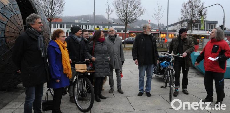 Die Liste Amberg fordert ein besseres Fahrradkonzept für Amberg, dessen Grundzüge Karl Wellnhofer (rechts) und Albert Schindlbeck (links) vorstellten. Bild: gf