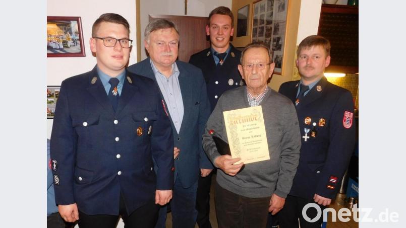Bei Ludwig Braun (Zweiter von rechts) bedankten sich Kommandant Jürgen Küffner, Vorsitzender Maximilian Reiß, Bürgermeister Manfred Porsch und Stellvertretender Vorsitzender Christian Nerlich (von rechts) für 40 Jahre Treue zur Feuerwehr. Bild: hai