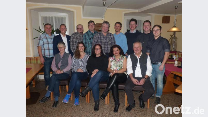 Die Kandidaten der Freien Wählerschaft: (stehend von links) Christian Sperber, Stefan Pilhofer, Jürgen Schmidt, Jürgen Alex, Burkhard Winter, Helmut Pickelmann, Bernd Sperber, Stefan Wonneberger, Felix Sperber, (sitzend, von links) Rete Pilhofer, Jennifer Maul, Marion Markmann, Michaela Springs und Herbert Pilhofer.