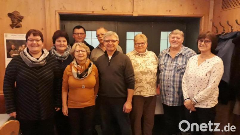 Der neue Vorstand der Pferdefreunde Vilseck (vorn, von links): Kerstin Lindner, Anita Hentschke, Gerhard Hentschke, Vorsitzende Marianne Weiß, Harry Platzer und Marlen Platzer; hinten (von links): Edelgard Wiesnet, Konrad Weiß und Georg Kraus. Bild: rha