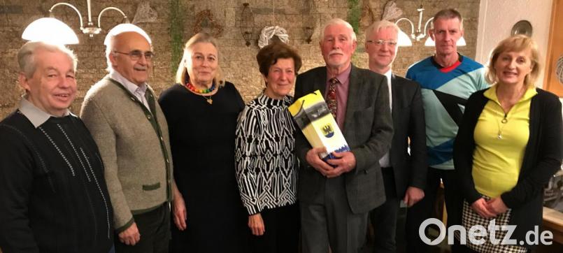 Jochen Rieder (Mitte) bekam zum 80. Geburtstag Glückwünsche von Ehefrau Gerlinde, von Birgit Götz (von rechts) und Hans Eismann, Pfarrer Wilfried Römischer, von Bernd Meier (von links)sowie Renate und Gerd Lindner. Bild: mef