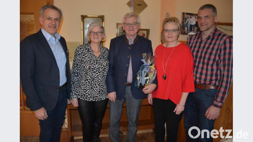 Viele Glückwünsche gab es für Eduard Bauer (Mitte) zum 80.Geburtstag. Es gratulierten unter anderem Ehefrau Sabine (Zweite von links), Tochter Claudia (Zweiter von rechts) und Schwiegersohn Albert (rechts) sowie Bürgermeister Roland Grillmeier. Bild: jr