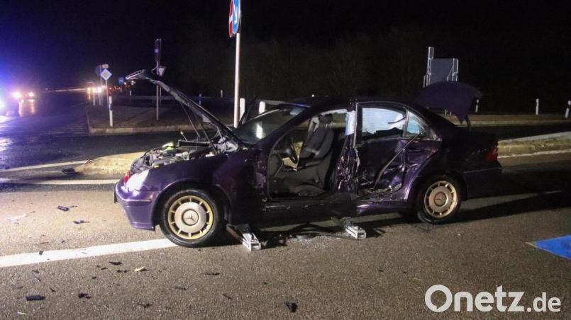 Jede Meng verbeultes Blech: An der Autobahnauffahrt in Ursensollen kam es am Montagabend zu einem folgenschweren Zusammenstoß. Bild: Doris Wagner