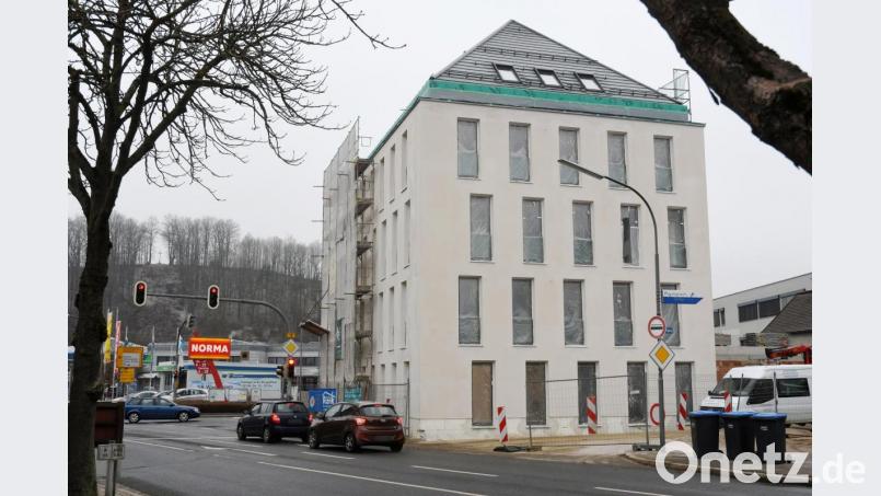 Der Bau des neuen Wohn- und Geschäftshauses in der Freyung schreitet zügig voran. Bild: Gabi Schönberger