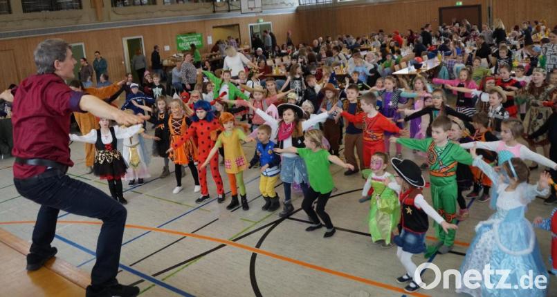 Beim Kinderfasching der Garde „Grün-Weiß“ hielt Entertainer Markus Lößl die jungen „Maschkerer“ immer „auf Trab“. Mit vielen, abwechslungsreichen Spielen und der peppigen Musik von Norbert Vogl wurde es nie langweilig. Bild: weu