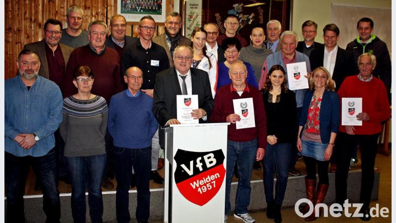 Der Vorstand des VfB ehrt langjährige Mitglieder und ernennt Lothar Höher (vorne, Mitte) zum neuen Ehrenmitglied. Bild: R. Kreuzer