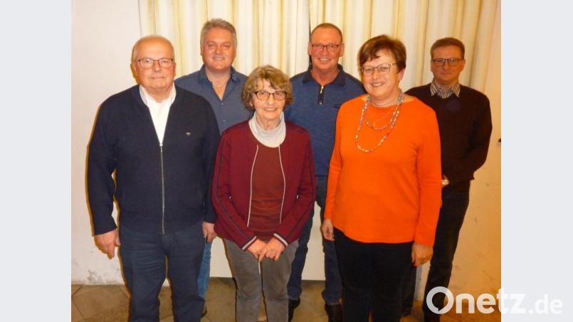 An der Spitze der Kolpingsfamilie steht künftig ein Team mit (von links) Hans Schötz, Franz Kogelbauer, Irmgard Reisima-Renner, Hans Falk, Gabi Schötz und Dietmar Meier. Auf dem Bild fehlt Elisabeth Meier. Bild: bba