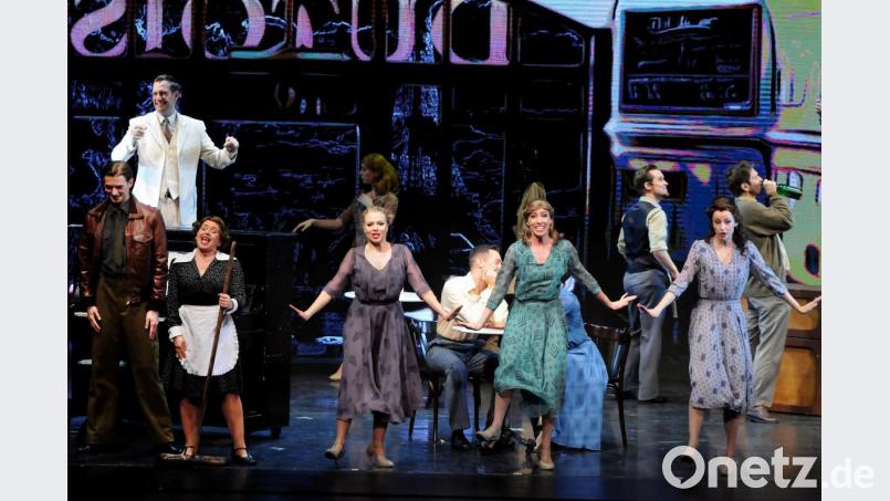 Das Eurostudio Landgraf brachte die schwungvolle, ballettreiche Gershwin-Hommage „Ein Amerikaner in Paris“ nun in einer Tourneefassung ins Amberger Stadttheater und begeisterte damit die Theaterbesucher. Bild: Stephan Huber