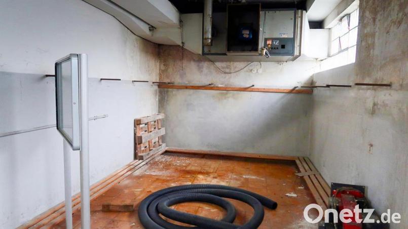 Im einstigen Umkleideraum der Feuerwehrmänner bröckelt mittlerweile der Putz von den Wänden und der Decke. Bild: bsc
