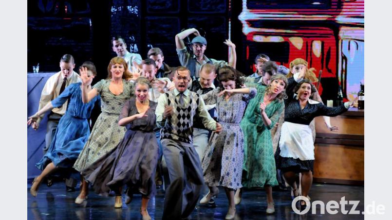 Das Eurostudio Landgraf brachte die schwungvolle, ballettreiche Gershwin-Hommage „Ein Amerikaner in Paris“ nun in einer Tourneefassung ins Amberger Stadttheater und begeisterte damit die Theaterbesucher. Bild: Stephan Huber