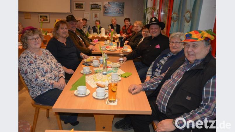 Mit Cowboyhüten hatten sich Leonbergs Bürgermeister Johann Burger (Dritter von links) und Mitterteichs Zweiter Bürgermeister Stefan Grillmeier (Dritter von rechts) für den Seniorenfasching der Arbeiterwohlfahrt in Steinmühle ausgestattet. Mit im Bild auch AWO-Kreisgeschäftsführerin Angelika Würner (Zweite von links) und stellvertretender Ortsvorsitzender Ludwig Schmid (rechts). Bild: jr