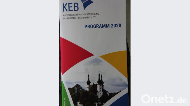 Im neuen Design ist das Jahresprogramm der Katholischen Erwachsenenbildung (KEB) erschienen, das in allen Pfarreien erhältlich ist. Bild: kro