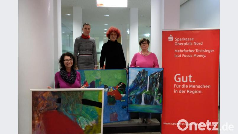 Geschäftsstellenleiterin Katja Beer begrüßt die OKV-Künstlerinnen Renate Christin, Juliane Link und Elisabeth Wegmann. Bild: exb