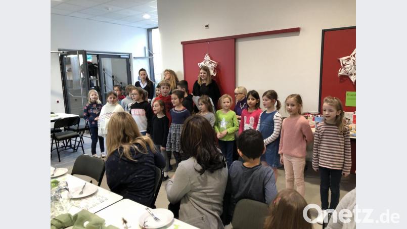 Die Ganztagskinder begrüßten die Gäste, darunter Rektorin Petra Andritzky, mit dem Lied &quot;Kunterbunt&quot;. Bild: fpoz