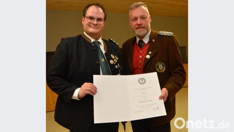 Bezirksschützenmeister Harald Frischholz (rechts) überbringt im Namen seiner Königlichen Hoheit, Herzog Franz von Bayern, an Gauschützenmeister Stefan Brandmiller (links) das silberne Protektoratsabzeichen. Das ist eine der höchsten Auszeichnungen, die der Bayerische Sportschützenbund (BSSB) vergibt. Brandmiller ist seit 20 Jahren in seinem heimatlichen Schützenverein Gebhardsreuth aktiv und übernahm früh Verantwortung im Sportschützengrenzgau in schwierigen Zeiten . Bild: dob