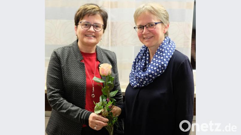 Mit einem Rosengruß heißt Frauenbund-Sprecherin Maria Seitz (links) Schulrektorin Gabriele Bodner als neues Mitglied willkommen. Bild: do