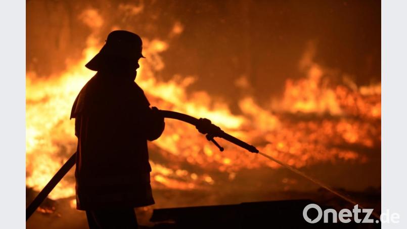 Symbolbild: Ein Feuerwehrmann löscht einen Brand. Bild: Dominique Leppin/dpa