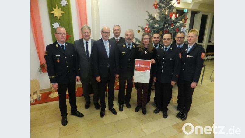 Zu ihrer Auszeichnung gratulierten Gabriele Wiesnet (Fünfte von rechts Kreisbrandinspektor Christof Strobl, Landrat Richard Reisinger, Bürgermeister Bernhard Lindner, Landtagsabgeordneter Harald Schwartz, Kreisbrandrat Fredi Weiß (von links) sowie Feuerwehrvorsitzende Marion Bäumler, stellvertretender Kommandant Markus Weber, Kommandant Michael Iberer und stellvertetender Kommandant Philipp Gebert (von rechts). Bild: ibj