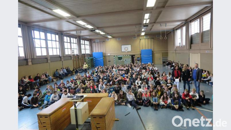 Realschuldirektor German Helgert (rechts) und Realschullehrerin Sabine Seur (stehend, Dritte von rechts) feierten mit den den Fünft- und Sechstklässlern den Deutsch-Französischen Freundschaftstag. Bild: jzk