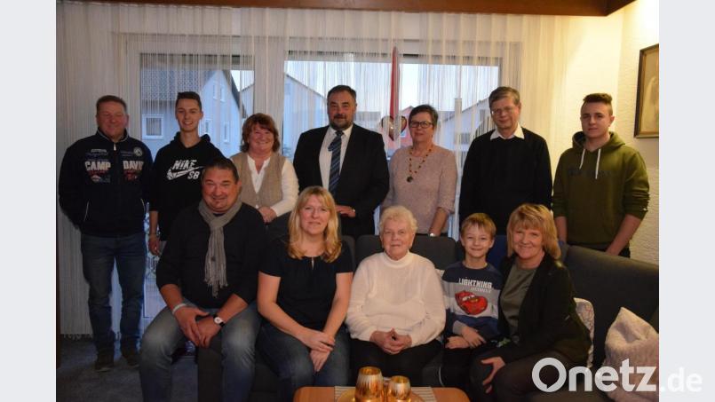 Wilma Bäumler (sitzend, Mitte) freut sich über viele Glückwünsche. Zu den Gratulanten zählten neben Kindern, Enkeln und Urenkeln auch Pfarrer Norbert Götz (Zweiter von rechts), Pfarrgemeinderätin Ingrid Troidl (Dritte von rechts) und Bürgermeister Josef Beimler (Vierter von rechts). Bild: fla