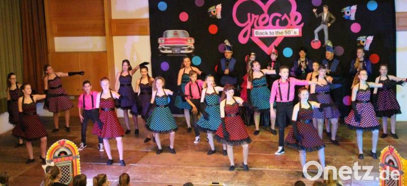 John Travolta und Olivia Newton-John hätten ihre helle Freude gehabt an den Showtänzen der Pettycoat-Ladies und Röhrenjeans-Boys zu ihren Kult-Songs „Summer Nights“ und „You’re The One That I Want“. Das Publikum ist schier aus dem Häuschen. Mit dabei (hinten, von rechts): Vizepräsidentin Michaela Meier, Hofmarschall Martin Merkl, Präsidentin Regina Merkl, Prinz Jan I., Prinzessin Mara I. und Elferrat Sandro Gärtner. Bild: u