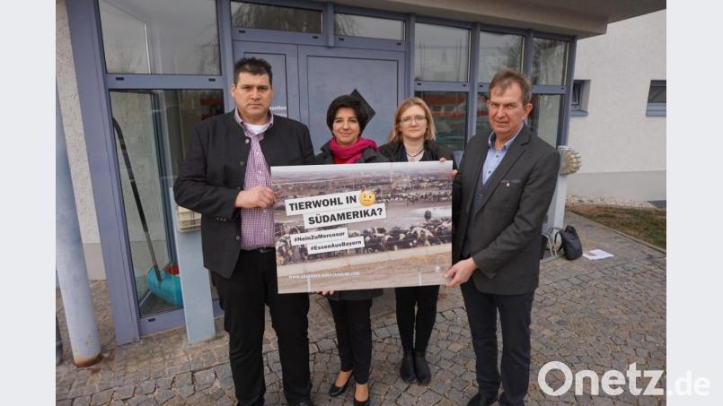 Mit dem „Mercosur-Abkommen“ kann zollreduziertes Rindfleisch, das nicht mit den hohen deutschen Standards erzeugt wurde, eingeführt werden. Stellvertretender Kreisobmann Georg Lorenz, Kreisbäuerin Sabine Schindler, stellvertretende Kreisbäuerin Manuela Pronath und Kreisobmann Josef Irlbacher (von links) zeigen einen „Feedlot“, wie er in Südamerika gängig ist. Bild: exb/BBV, Josef Wittmann