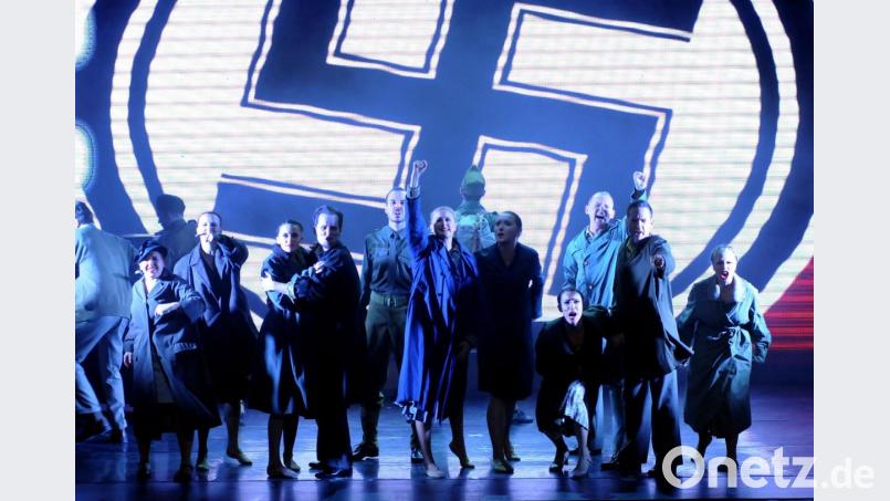 Das Eurostudio Landgraf brachte die schwungvolle, ballettreiche Gershwin-Hommage „Ein Amerikaner in Paris“ nun in einer Tourneefassung ins Amberger Stadttheater und begeisterte damit die Theaterbesucher. Bild: Stephan Huber