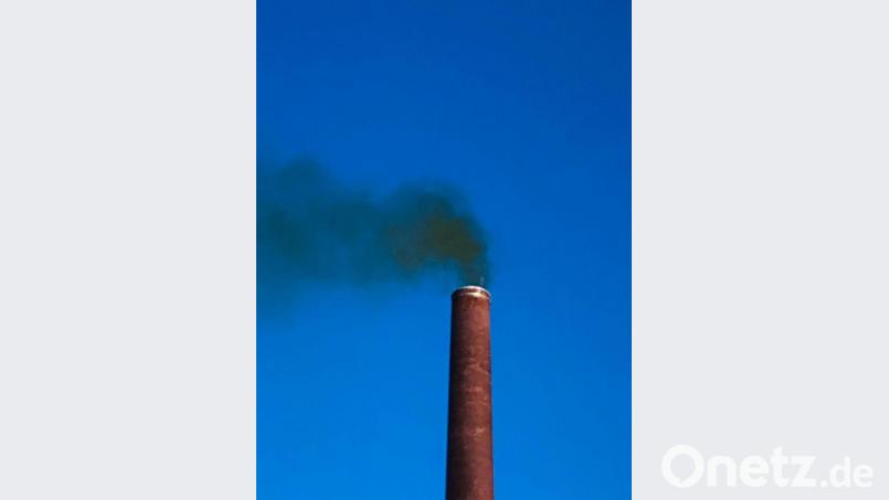 Eine gelbbraune, teils auch schwarze Abgas-Fahne kam kürzlich aus einem Schlot der Firma Schott in Mitterteich. Daher meldete sich ein Leser bei der NT-Redaktion. Bild: exb