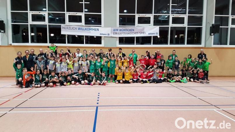 Für schöne Spiele sorgten am Samstag die U13-Teams und nachmittags die U11-Teams (Bild). Sie zeigten vollen Einsatz. Ein Gruppenbild zur Erinnerung durfte nicht fehlen. Bild: Stefan Klamt/exb