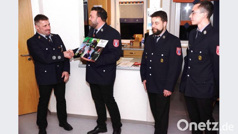 Seit dem 16. Lebensjahr ist Gerhard Popp aktiv bei der Feuerwehr. Nachträglich zum 50. Geburtstag und 25. Dienstjubiläum als Kommandant erhielt er von Vorsitzendem Adrian Scheidler, Bernhard Schmid und Daniel Schmidt (von links) eine Bildcollage. Bild: bkr