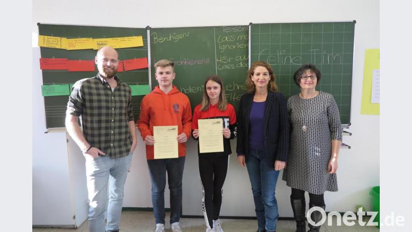 Klassenleiter Christian Beck (links), Jugendsozialarbeiterin Carola Reger und Medienpädagogin Cirta Rosbach (von rechts) lobten die Medientutoren Celine Kastner und Tim Domeyer für ihre gelungene medienpädagogische Unterweisung in der fünften Klasse. Bild: jzk